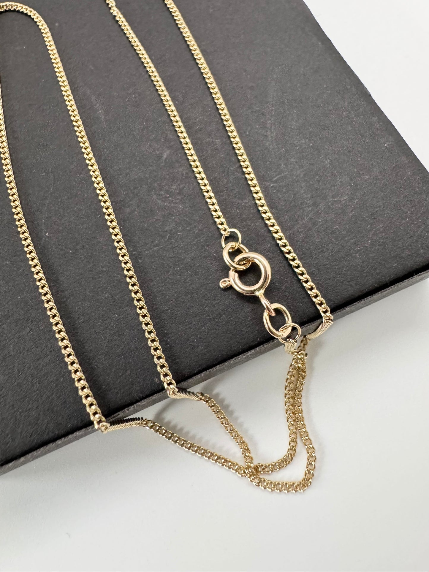9ct Yellow Gold 1.4mm Curb Link Chain Various Lengths Available (G16FC)