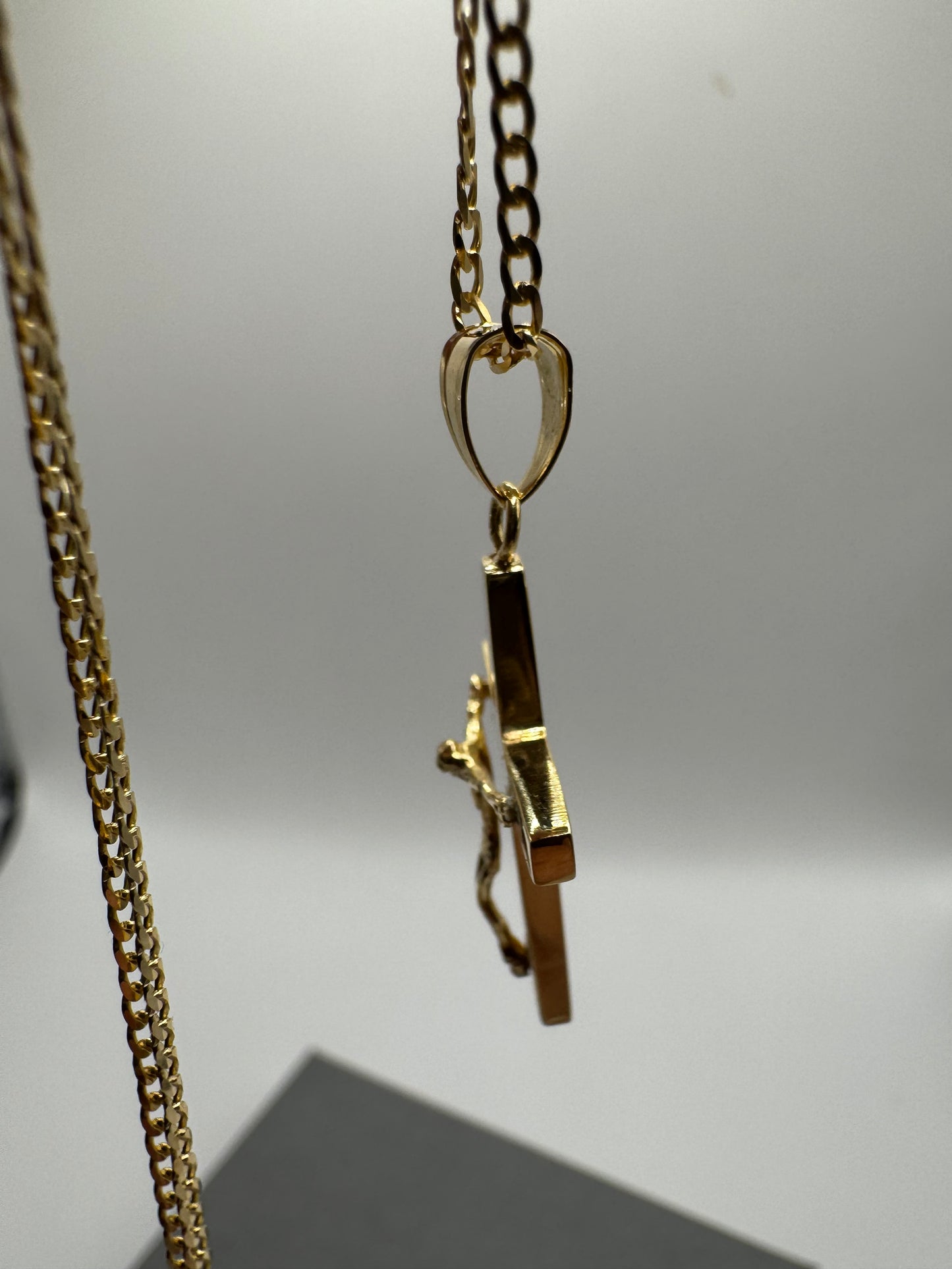 9ct Yellow Gold Cross Crucifix Pendant on Gold 20" Diamond Cut Chain (155.076A)