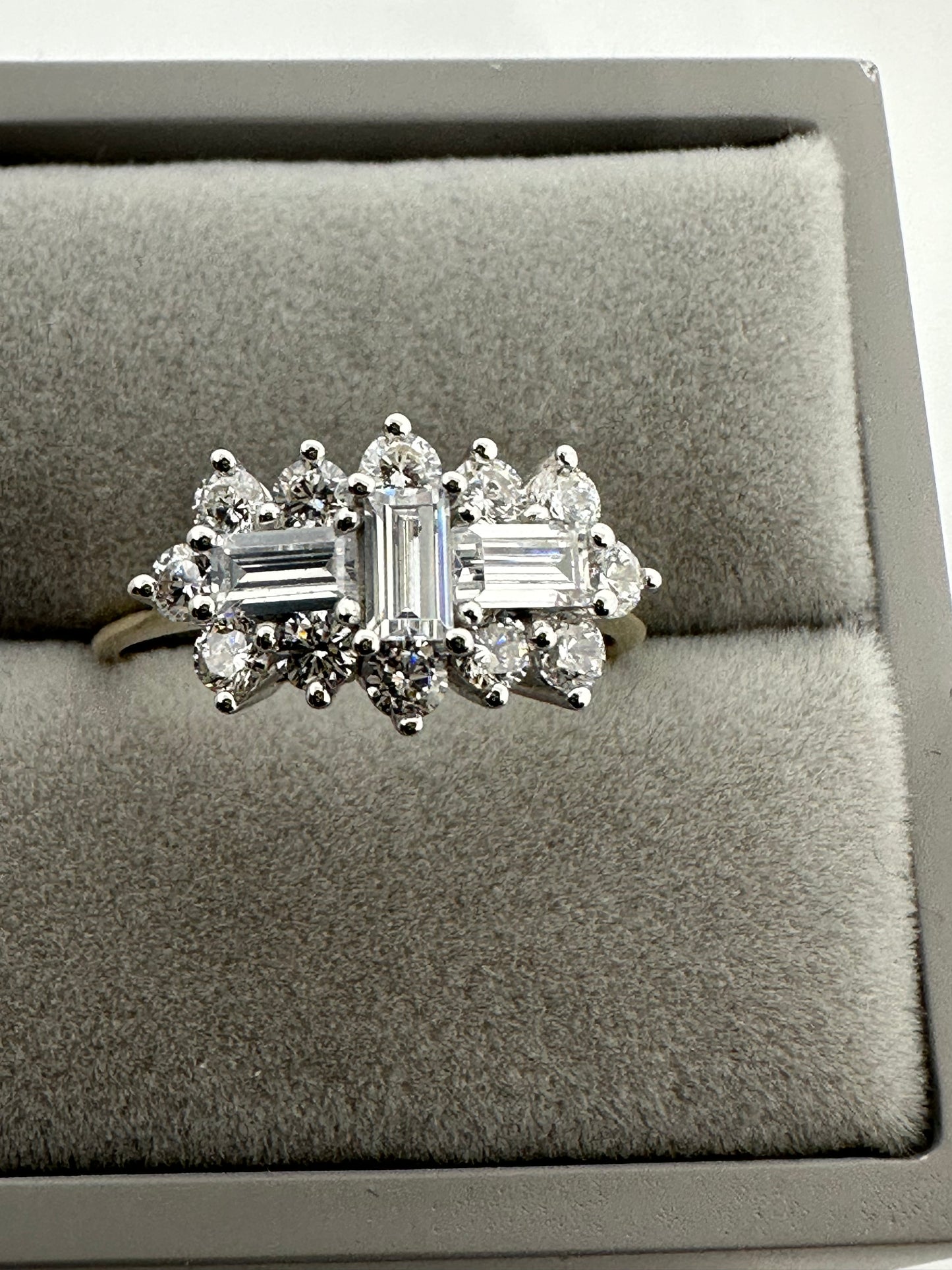 9ct Yellow Gold Clear Stone 16x10mm Cluster Ring, Ring sizes J to V (0621)