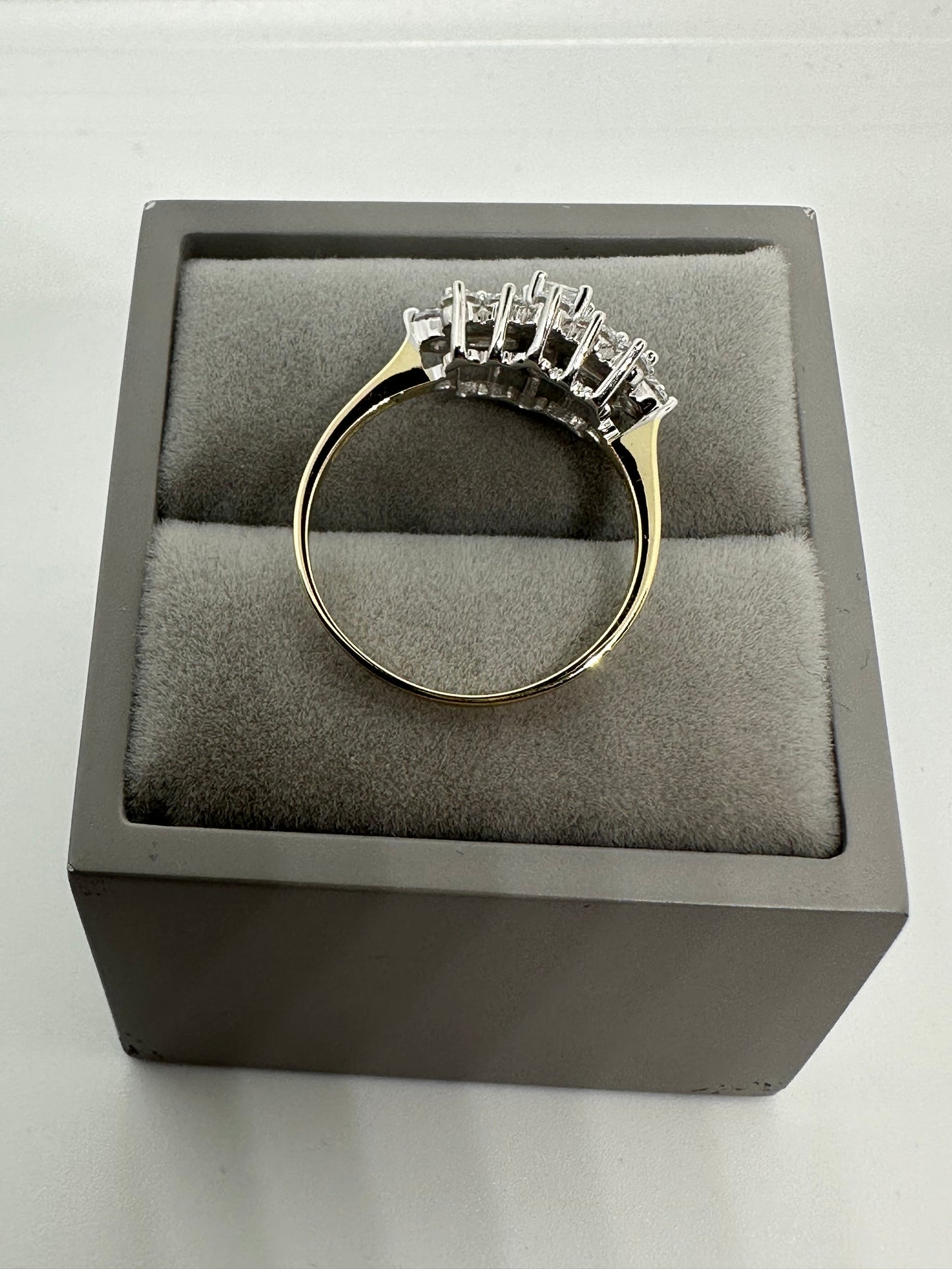 9ct Yellow Gold Clear Stone 16x10mm Cluster Ring, Ring sizes J to V (0621)
