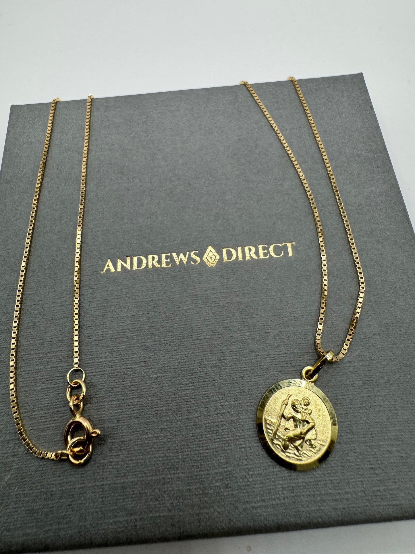 9ct Yellow Gold Solid St Christopher Round Pendant and 18" Box Chain (GCHR11)