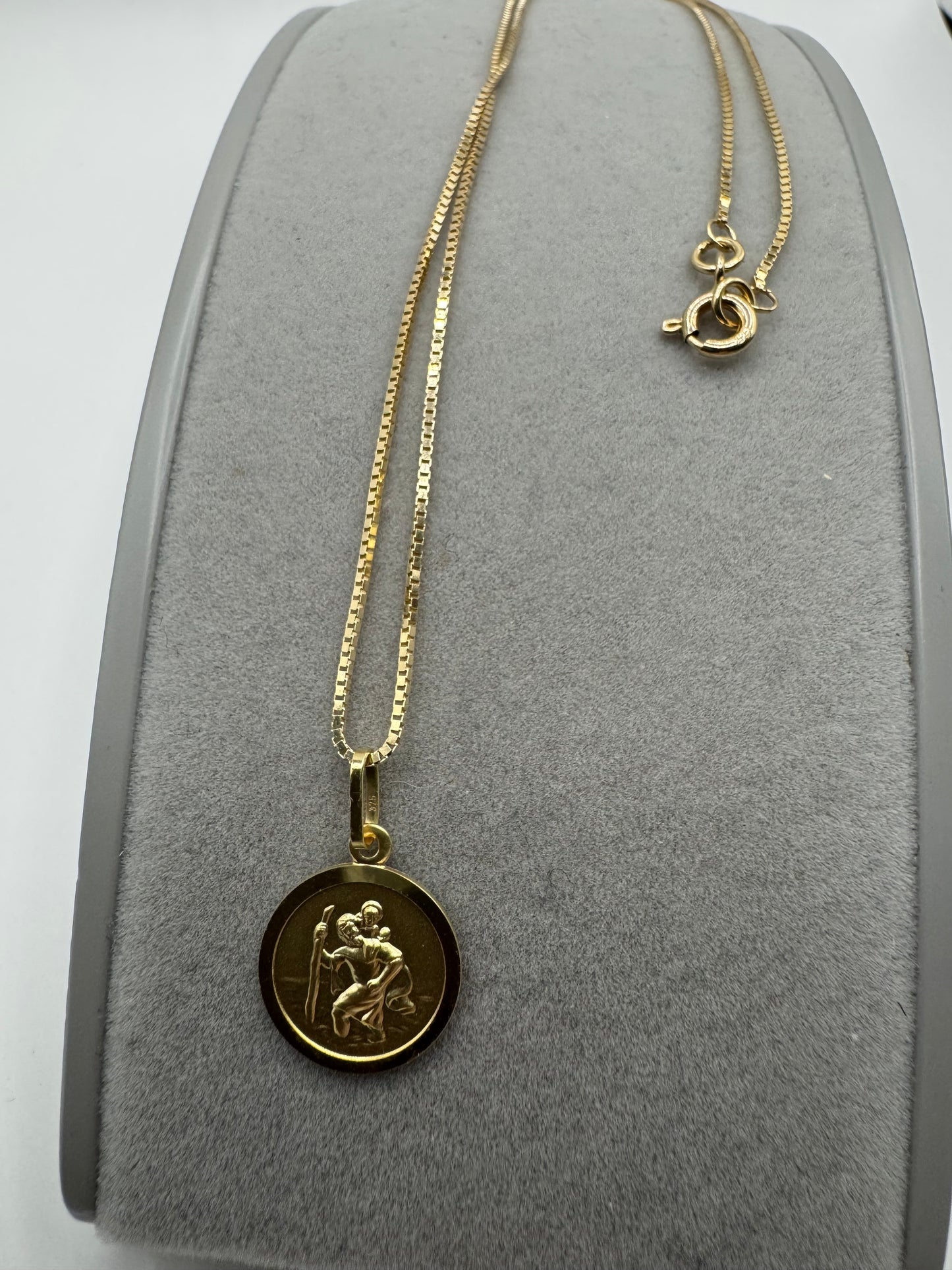 9ct Yellow Gold Solid St Christopher Round Pendant and 18" Box Chain (GCHR11)