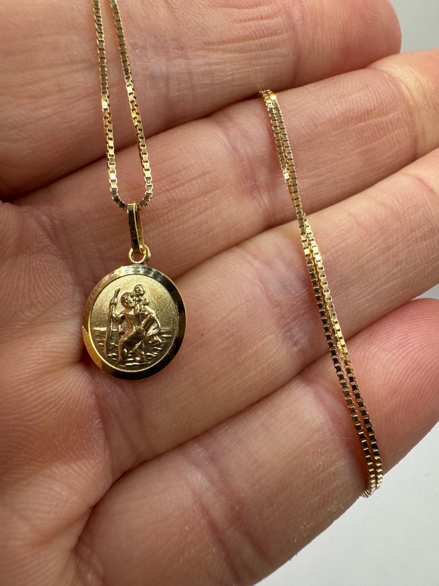 9ct Yellow Gold Solid St Christopher Round Pendant and 18" Box Chain (GCHR11)