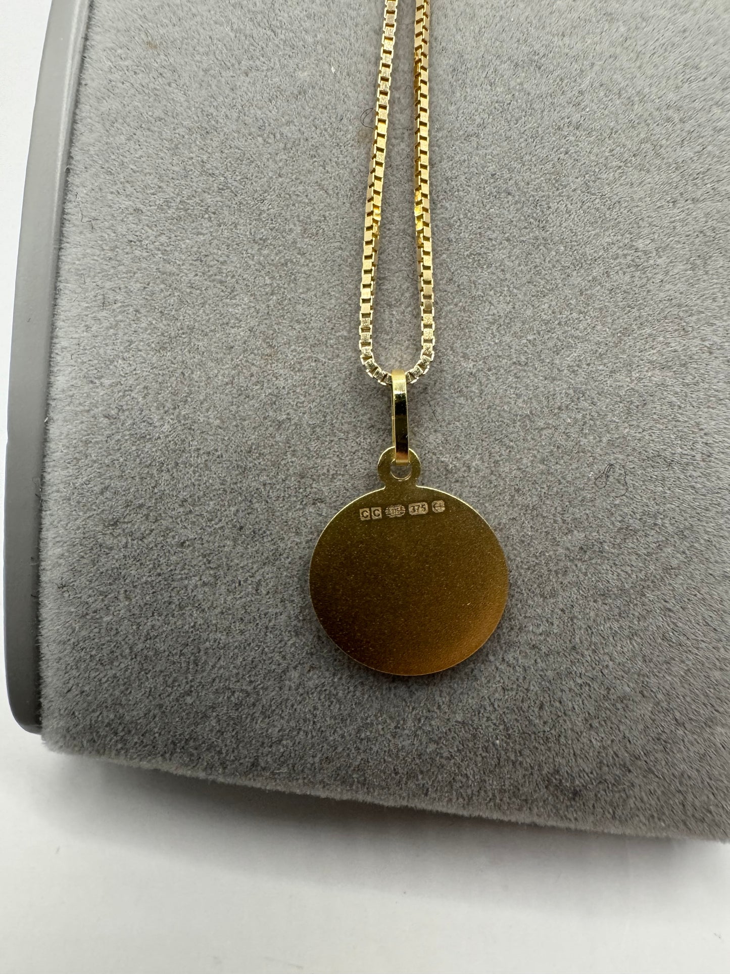 9ct Yellow Gold Solid St Christopher Round Pendant and 18" Box Chain (GCHR11)
