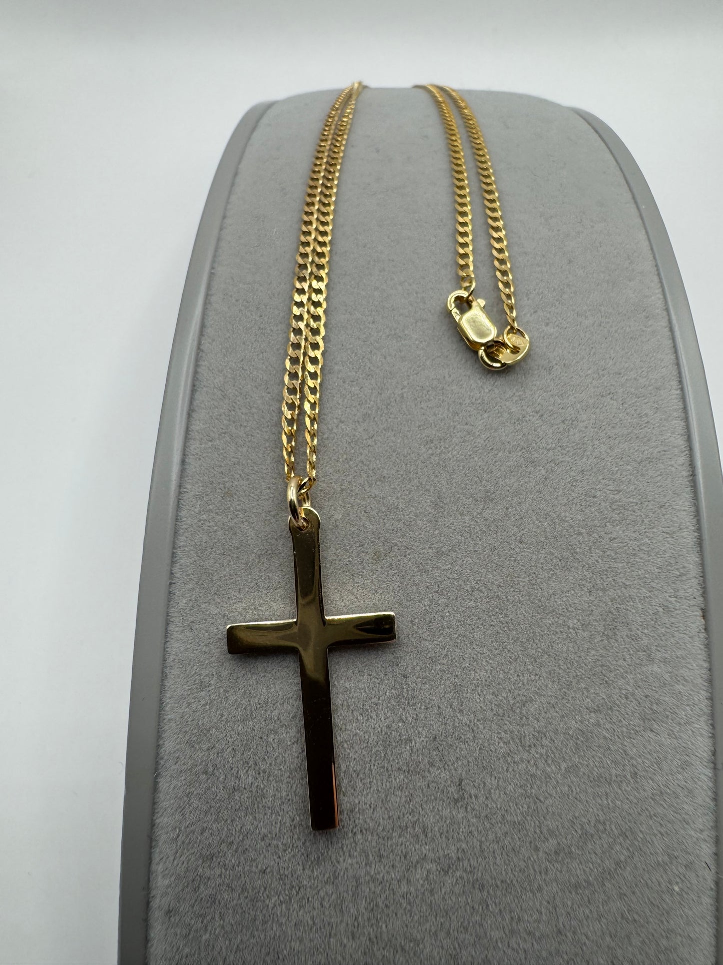 9ct Yellow Gold 28x16mm Cross Pendant and Curb Chain 20 Inch / 50cm (GCROS62)