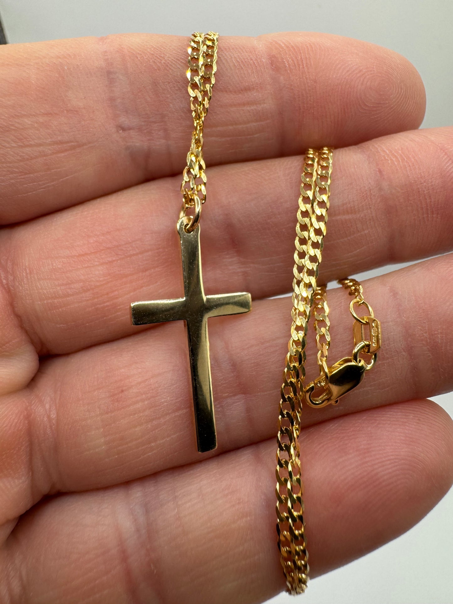 9ct Yellow Gold 28x16mm Cross Pendant and Curb Chain 20 Inch / 50cm (GCROS62)