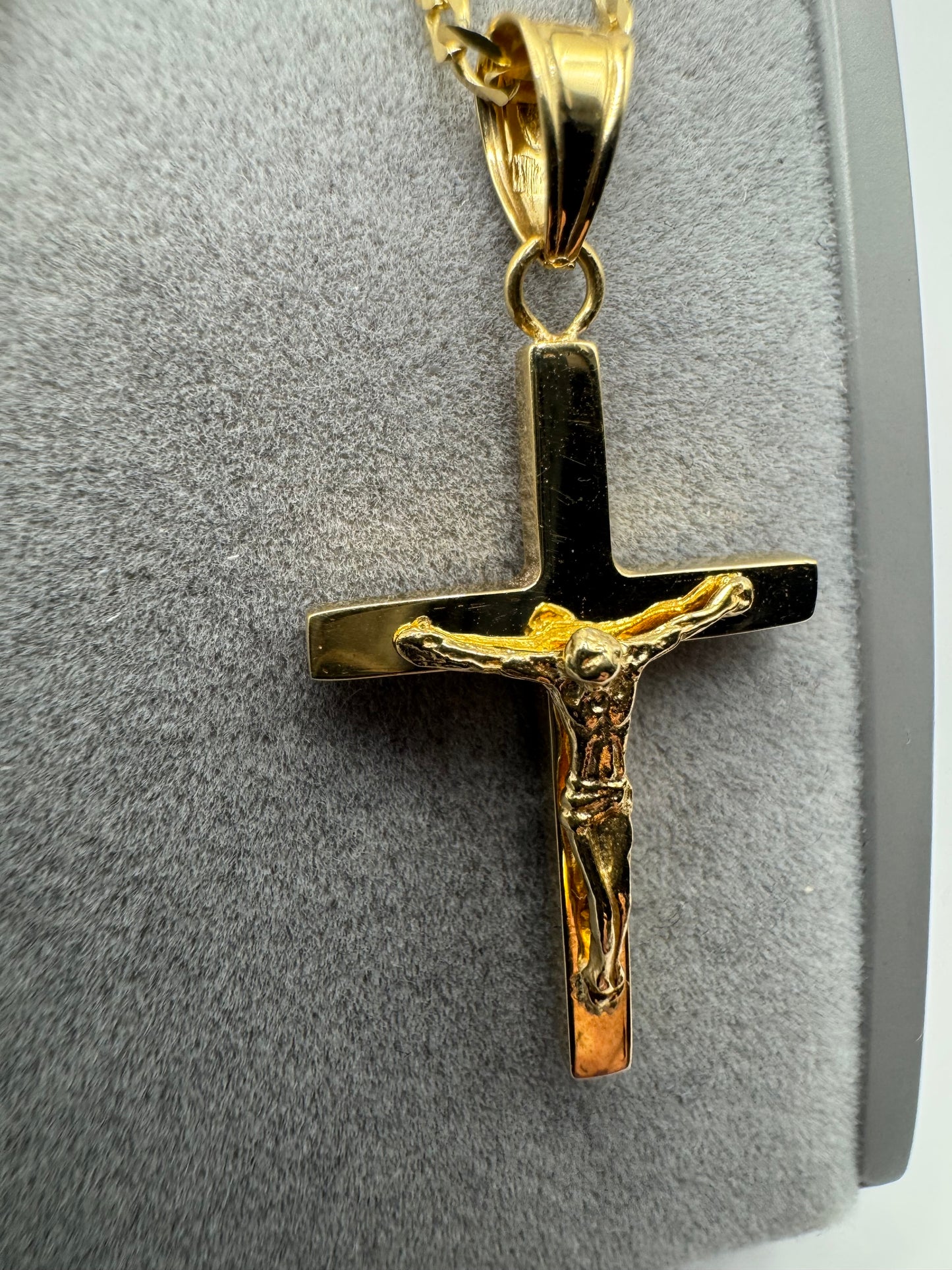 9ct Yellow Gold Cross Crucifix Pendant on 18" Curb Chain (155.076B)