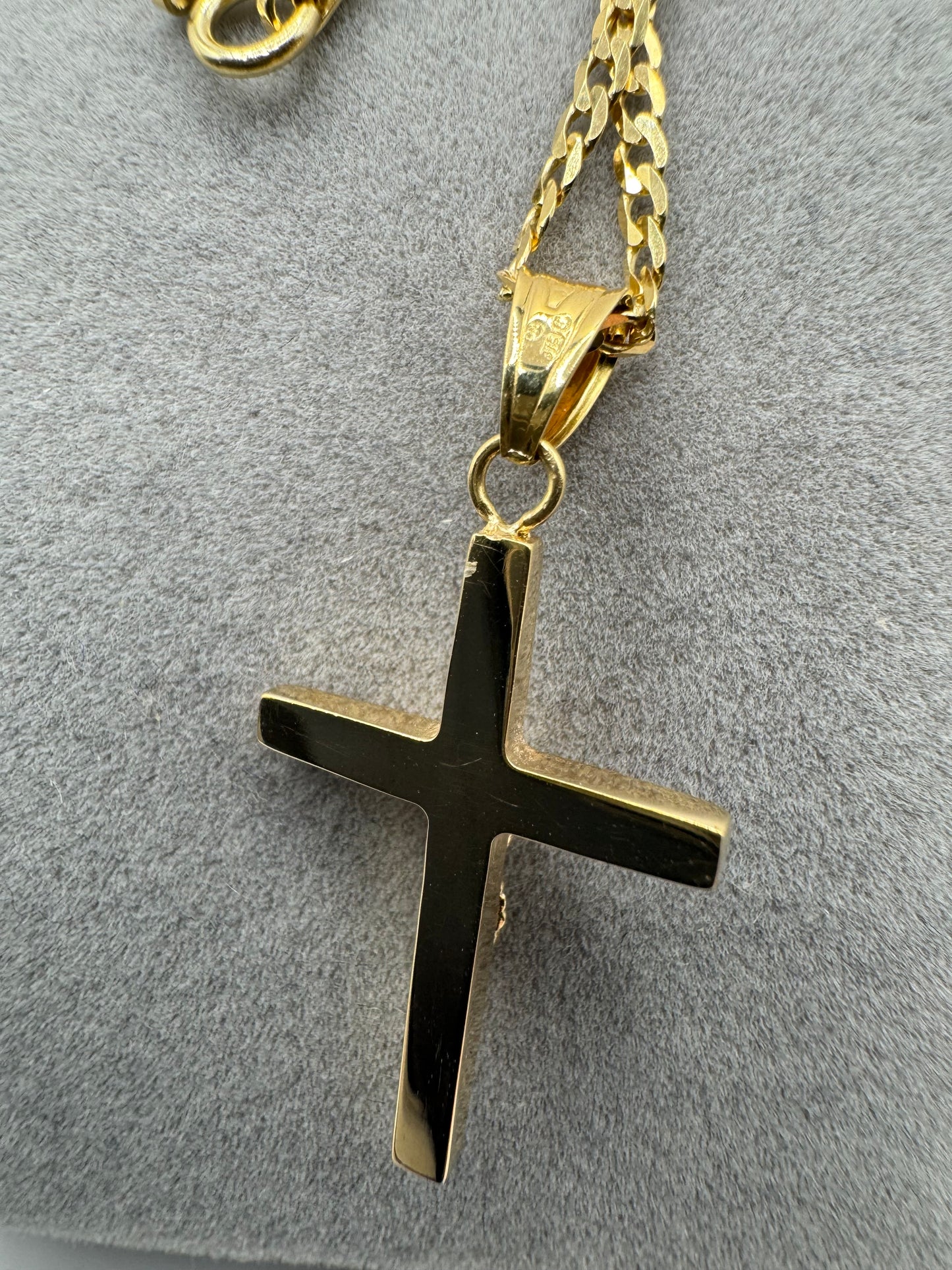 9ct Yellow Gold Cross Crucifix Pendant on 18" Curb Chain (155.076B)
