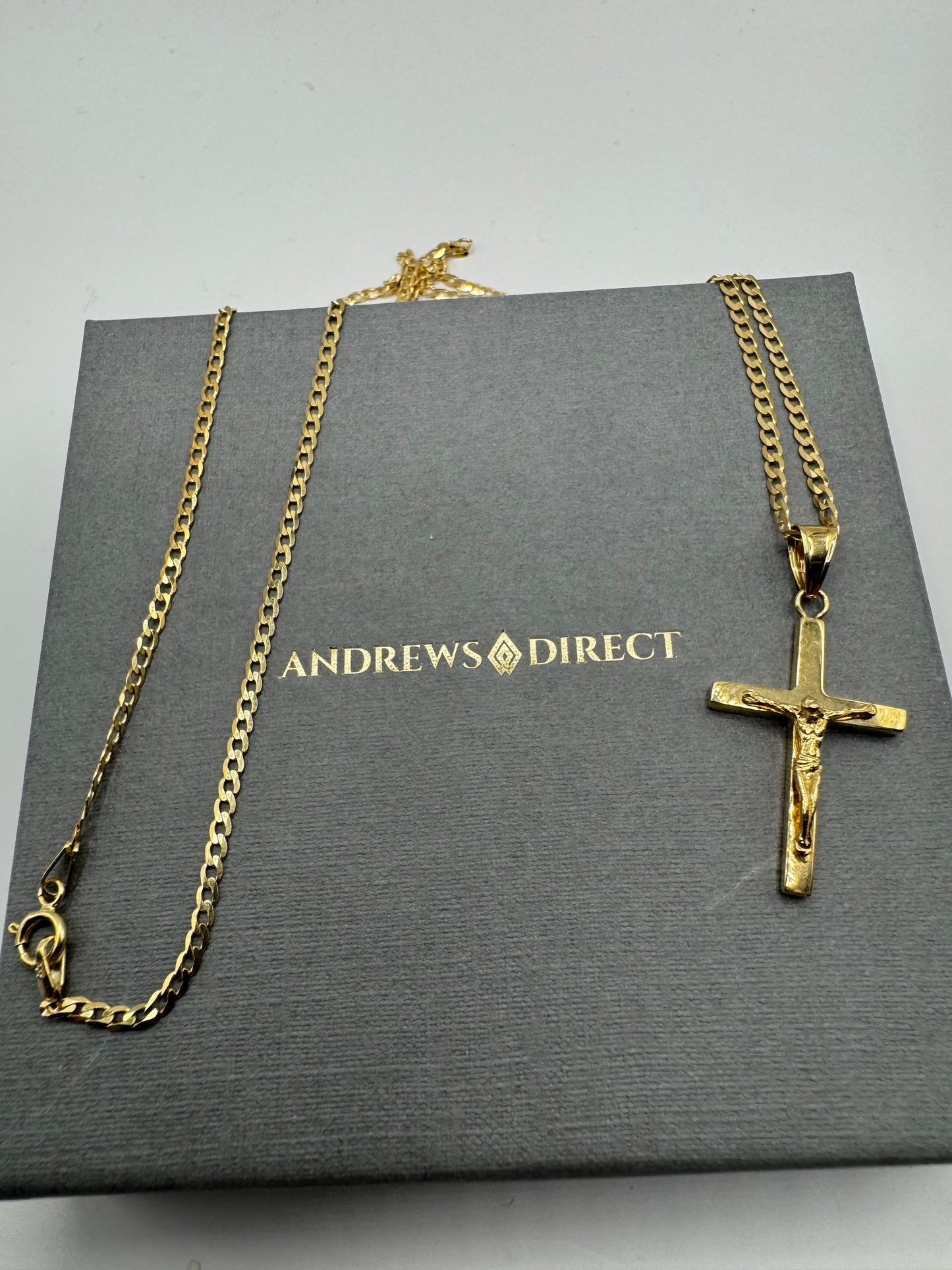 9ct Yellow Gold Cross Crucifix Pendant on 18" Curb Chain (155.076B)