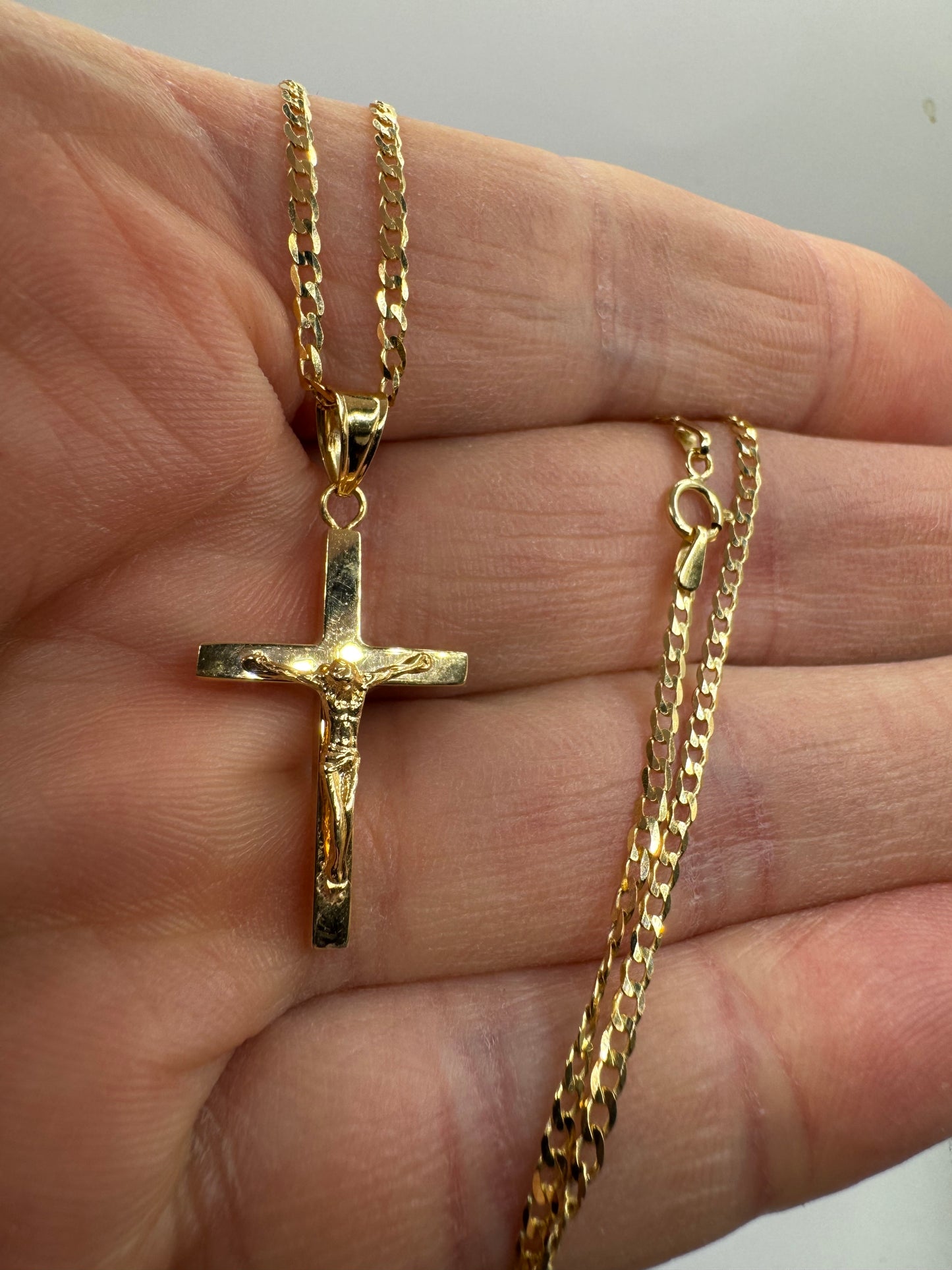 9ct Yellow Gold Cross Crucifix Pendant on 18" Curb Chain (155.076B)