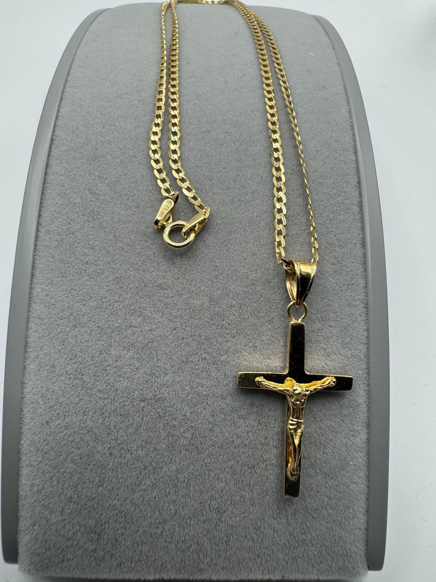 9ct Yellow Gold Cross Crucifix Pendant on 18" Curb Chain (155.076B)