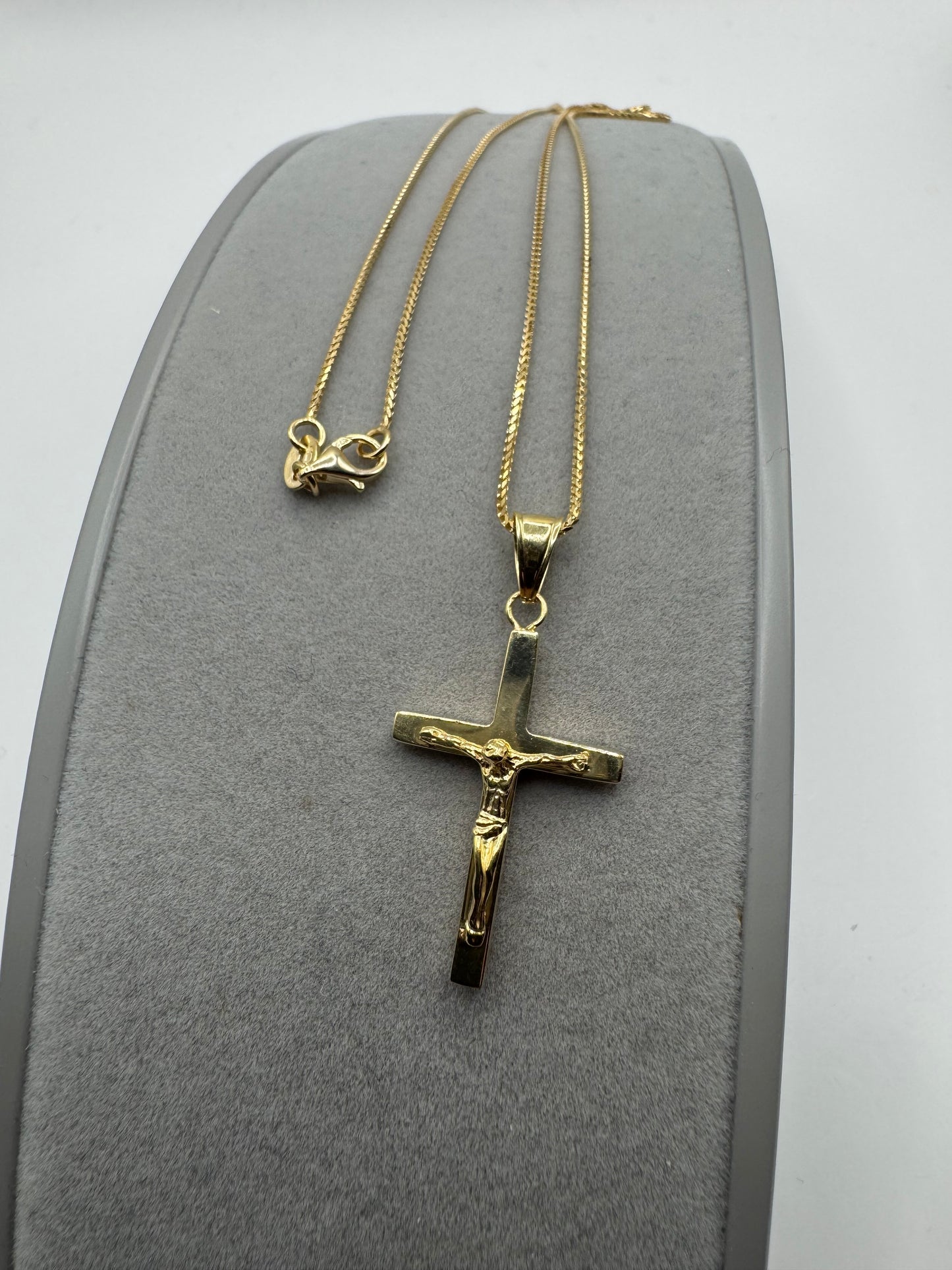 9ct Yellow Gold Cross Crucifix Pendant on Gold 20" Diamond Cut Chain (155.085A)