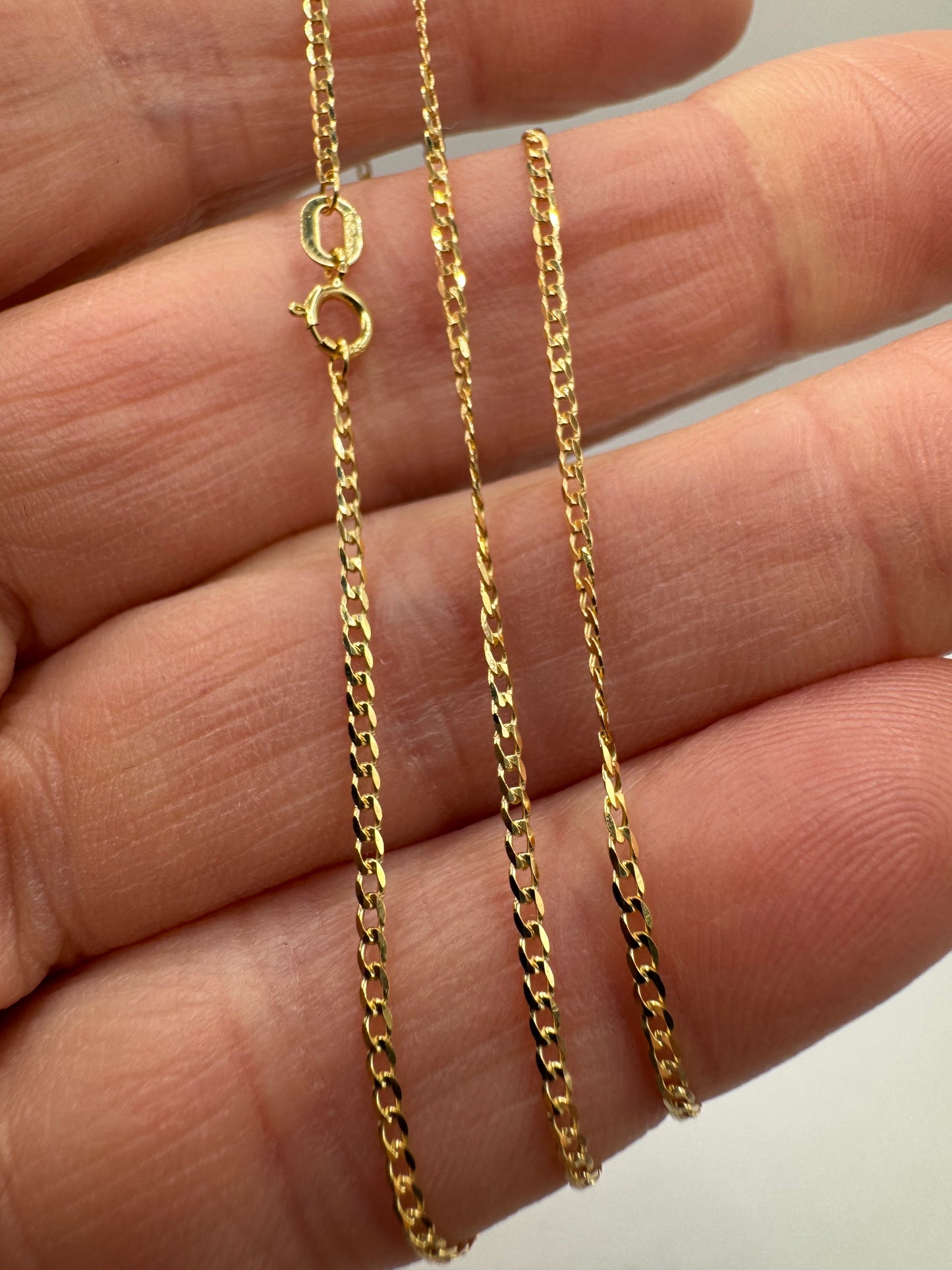 9ct Yellow Gold 1.5mm Flat Diamond Cut Curb Chain (076A)