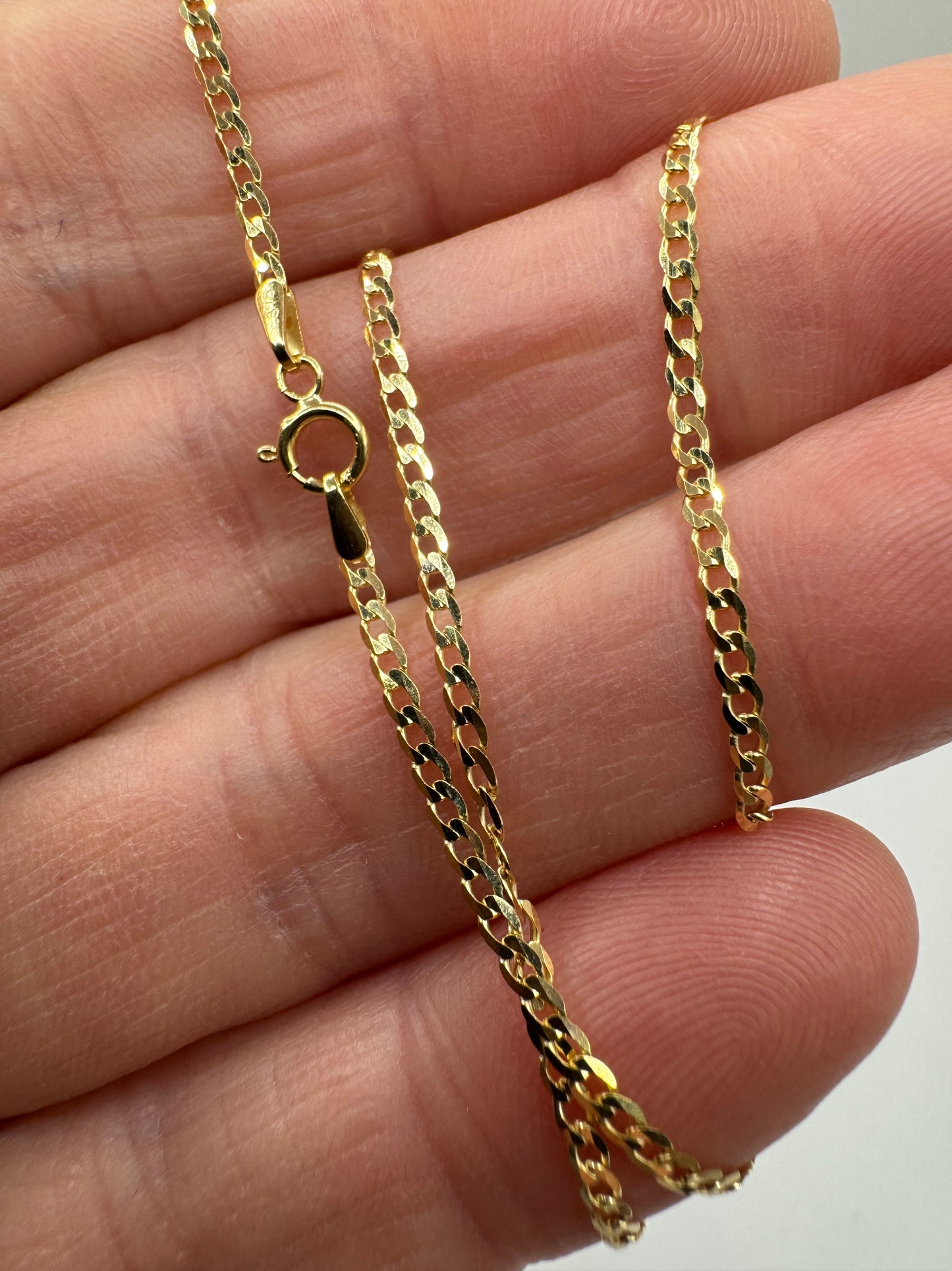 9ct Yellow Gold Flat Bevelled 1.9mm Curb Chain Various Lengths (076B)