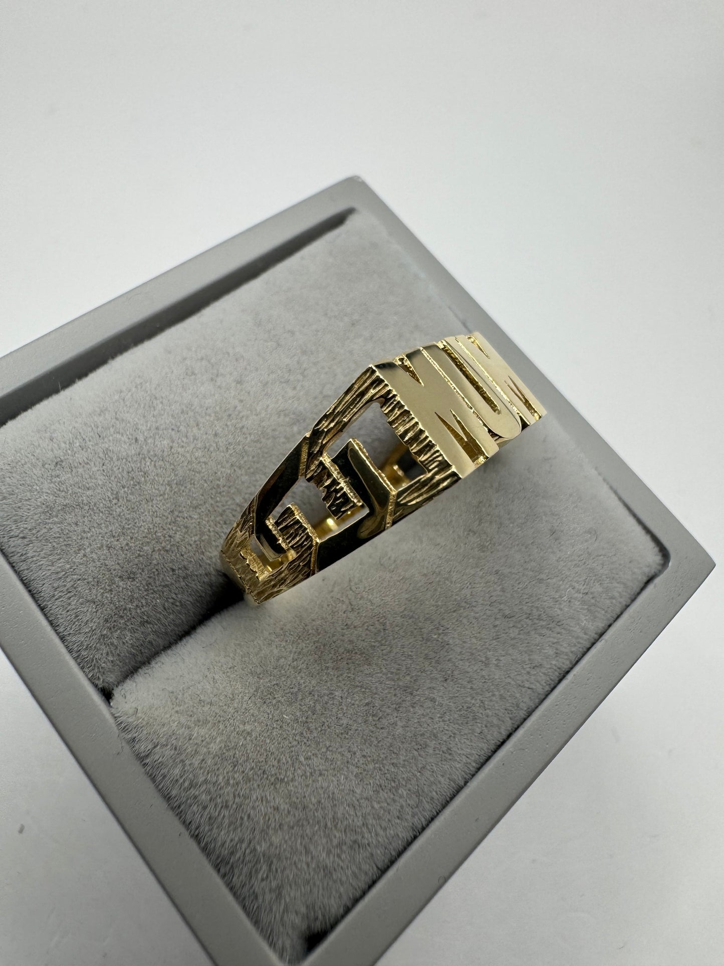 9ct Yellow Gold 18x8mm MUM Mums Designed Ring, Sizes M to T (0043)