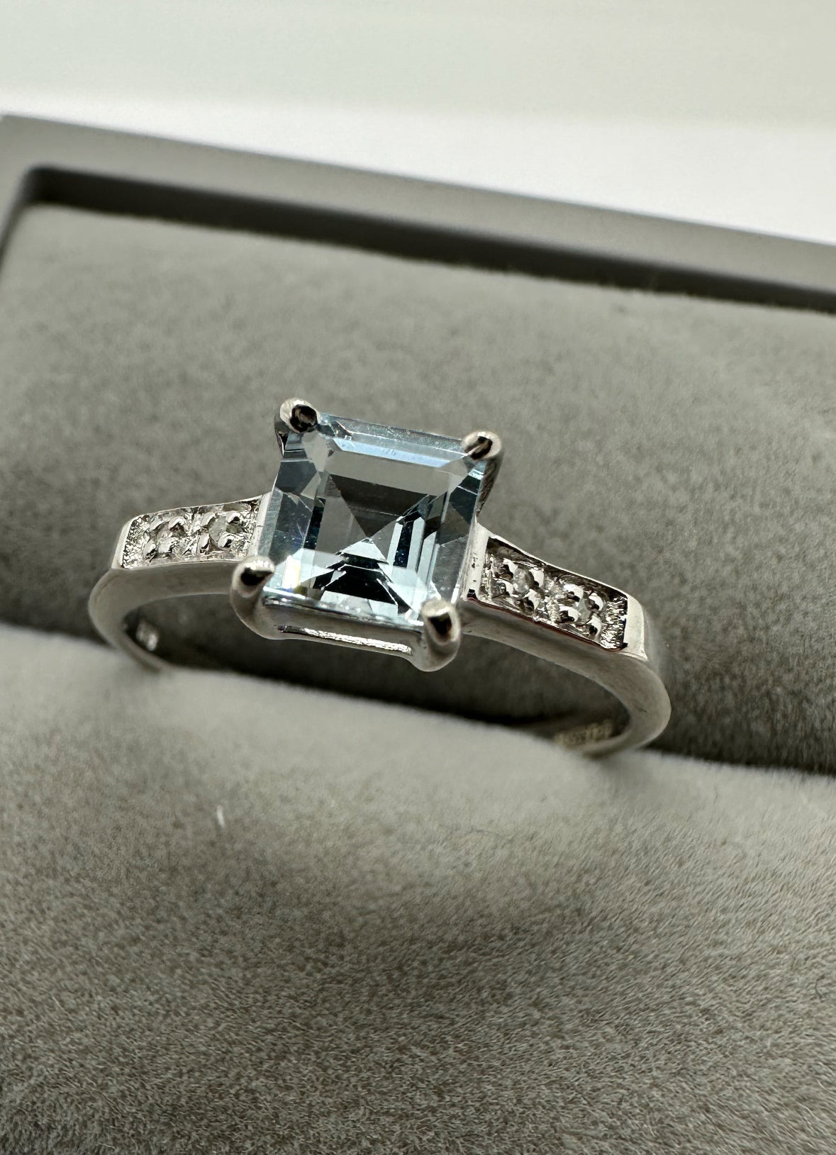 9ct White Gold Aquamarine and Diamond Ring, Ring size J to Q (916)
