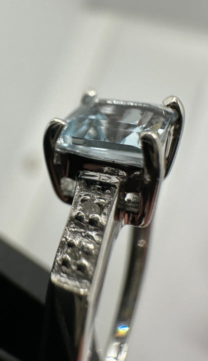9ct White Gold Aquamarine and Diamond Ring, Ring size J to Q (916)