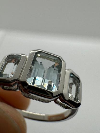 9ct White Gold Aquamarine Past, Present, Future Ring, Ring size J to Q (924)