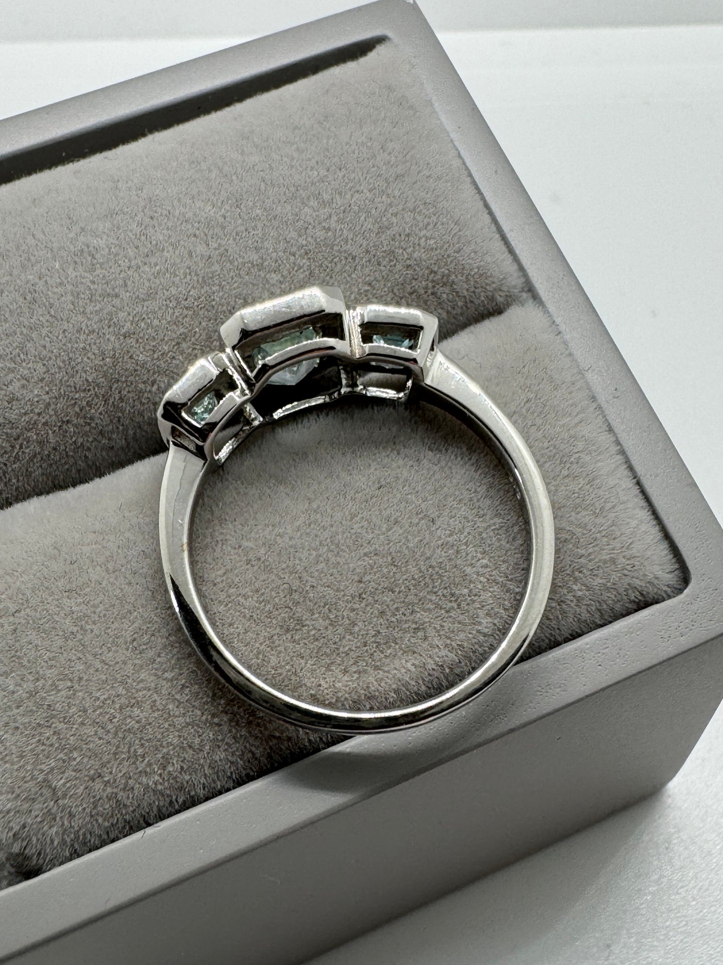 9ct White Gold Aquamarine Past, Present, Future Ring, Ring size J to Q (924)