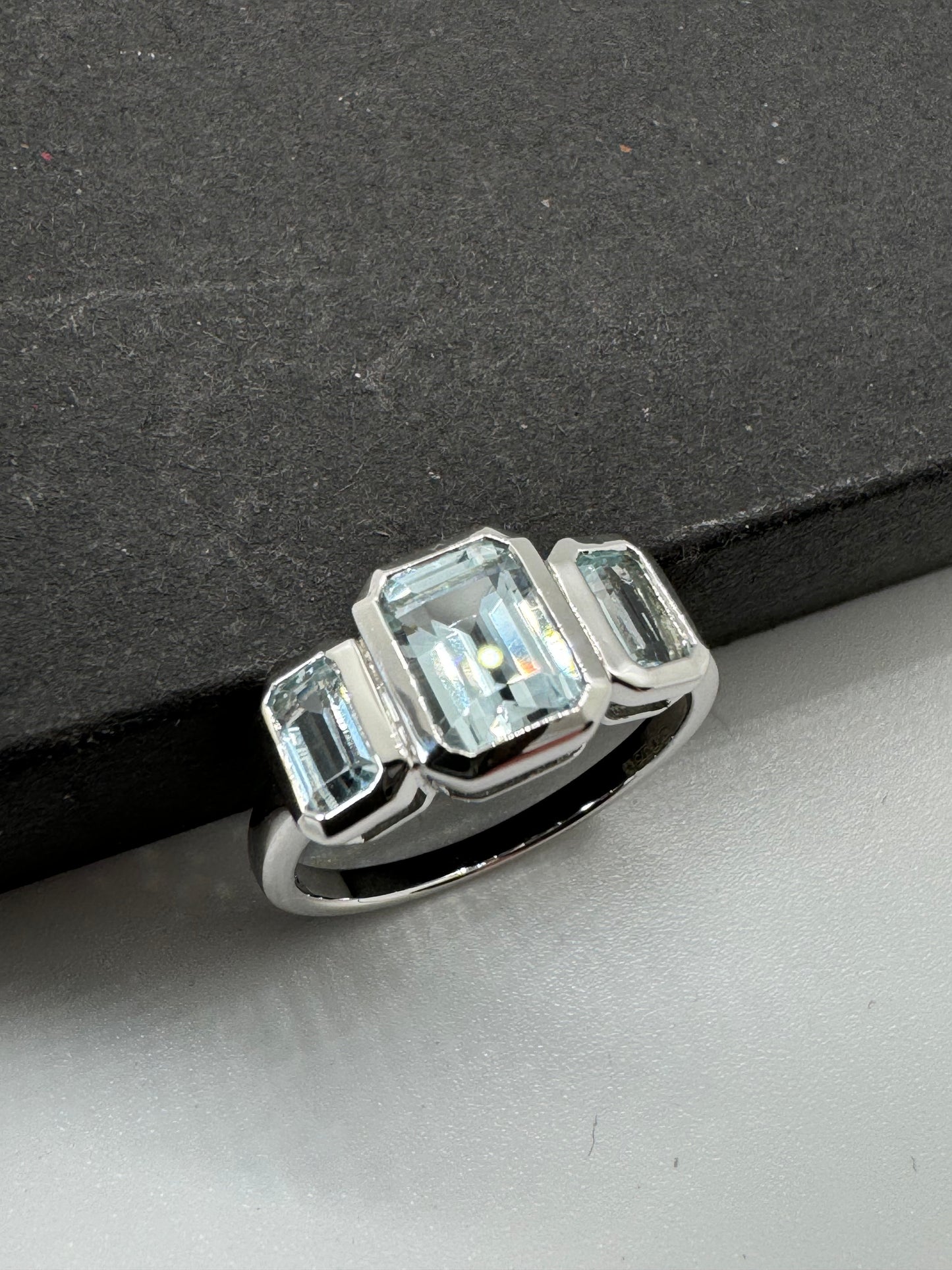 9ct White Gold Aquamarine Past, Present, Future Ring, Ring size J to Q (924)