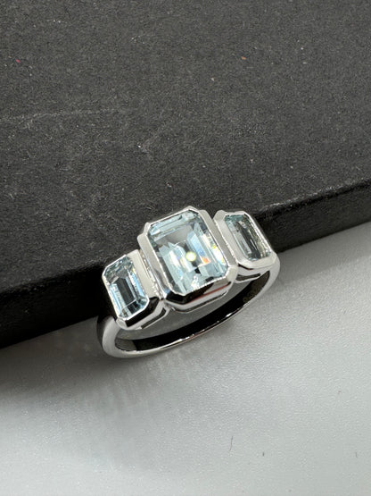 9ct White Gold Aquamarine Past, Present, Future Ring, Ring size J to Q (924)