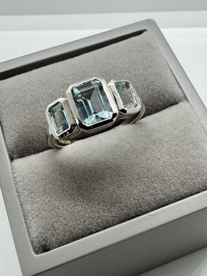 9ct White Gold Aquamarine Past, Present, Future Ring, Ring size J to Q (924)